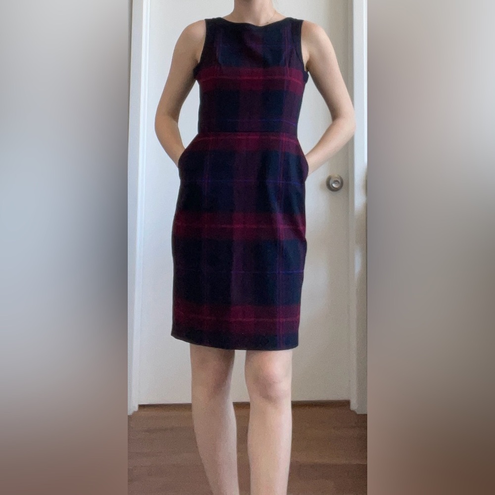 Tommy Hilfiger Dress. Size: 4. Blue and Red Design. Sheath Dress with Pockets.